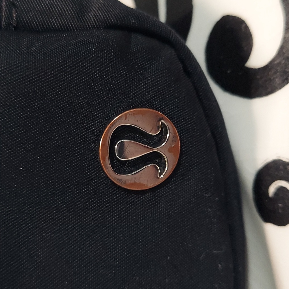 Everywhere Lululemon Belt Bag Black - Picture 2 of 6